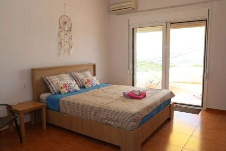 La chambre et le Lit de 160 x 200 avec literie neuve